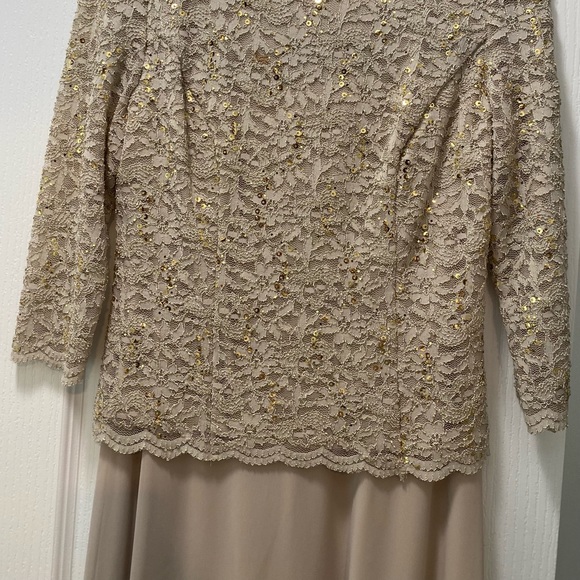 Lace and sheer gown with 3/4 sleeves - Picture 5 of 5